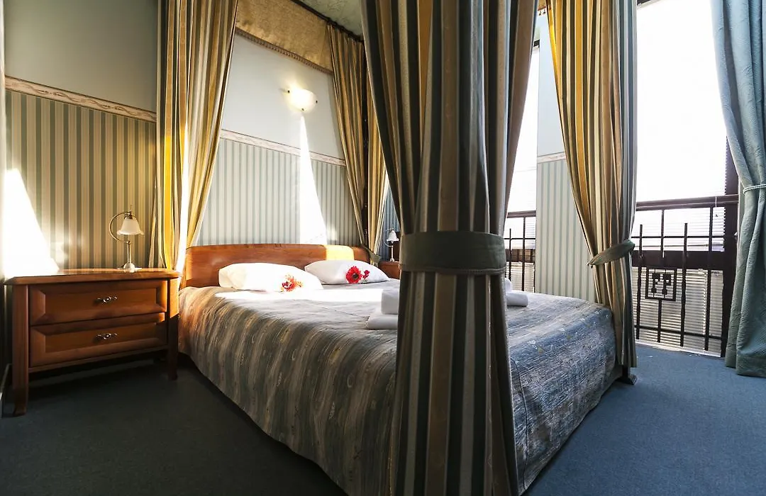 Fort Hotel-1